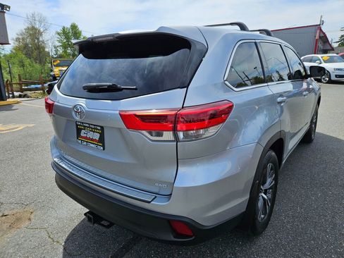 Used 2017 Toyota Highlander LE AWD/4WD image 4