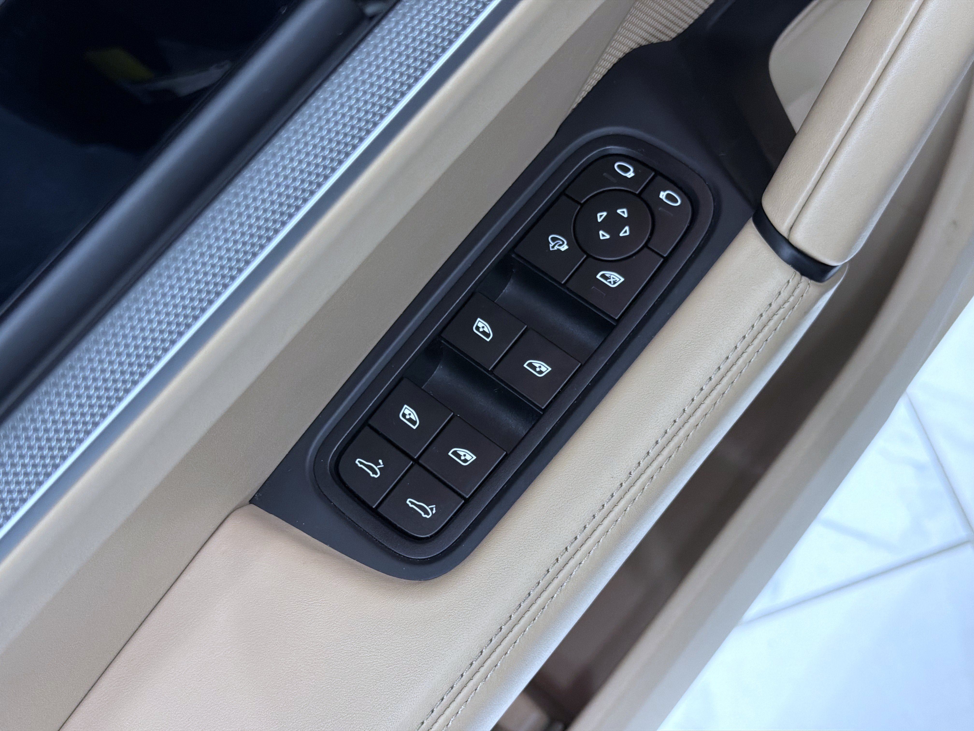 Certified 2024 Porsche Cayenne Coupe AWD/4WD image 27