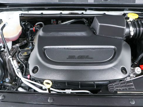 Used 2024 Chrysler Pacifica Touring-L FWD image 31