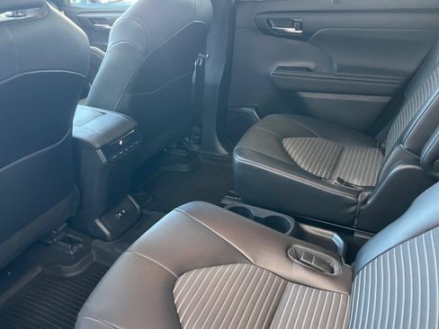 Used 2021 Toyota Highlander XSE AWD/4WD image 9