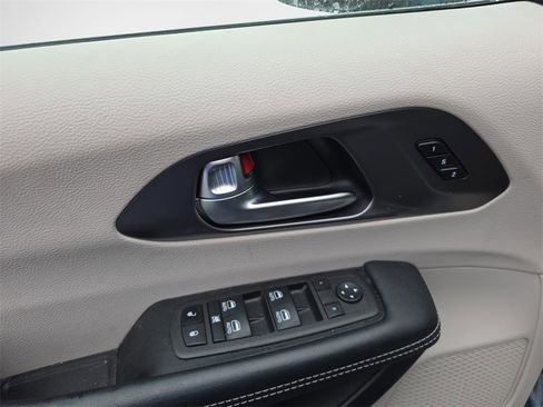 Used 2022 Chrysler Pacifica Touring-L w/ Uconnect Theater Family Group image 14
