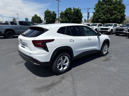 New 2026 Chevrolet Trax LS w/ LS Convenience Package FWD image 7