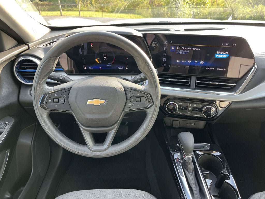 Used 2025 Chevrolet Trax LT FWD image 10
