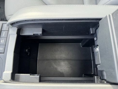 Used 2020 Toyota Highlander XLE image 24