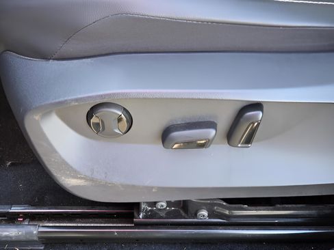 Used 2023 Volkswagen Tiguan SE R-Line image 14