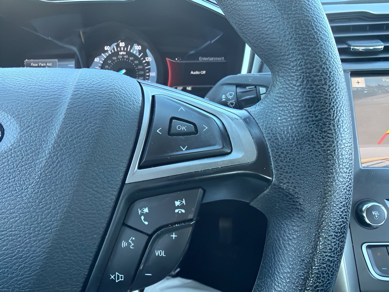 Used 2017 Ford Fusion SE w/ Fusion SE Technology Package FWD image 19