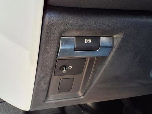 Used 2023 Land Rover Defender 90 SE image 15