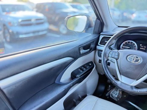 Used 2017 Toyota Highlander XLE w/ Carpet Mat Package AWD/4WD image 23