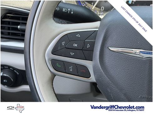 Used 2017 Chrysler Pacifica Limited FWD image 12