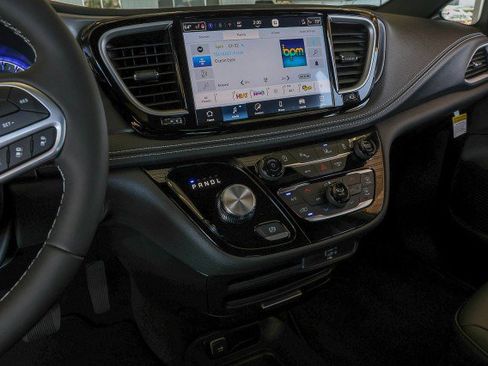 New 2026 Chrysler Pacifica Select FWD image 12