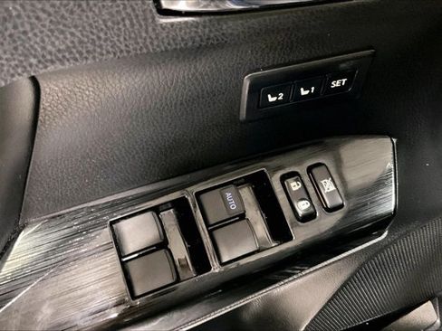 Used 2018 Toyota RAV4 Limited AWD/4WD image 39