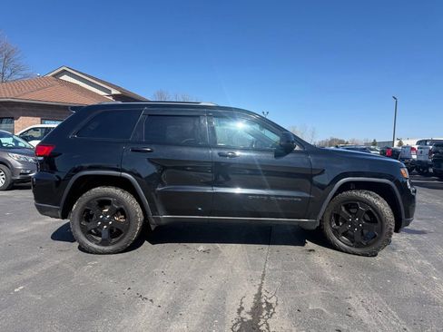 Used 2020 Jeep Grand Cherokee Laredo AWD/4WD image 6