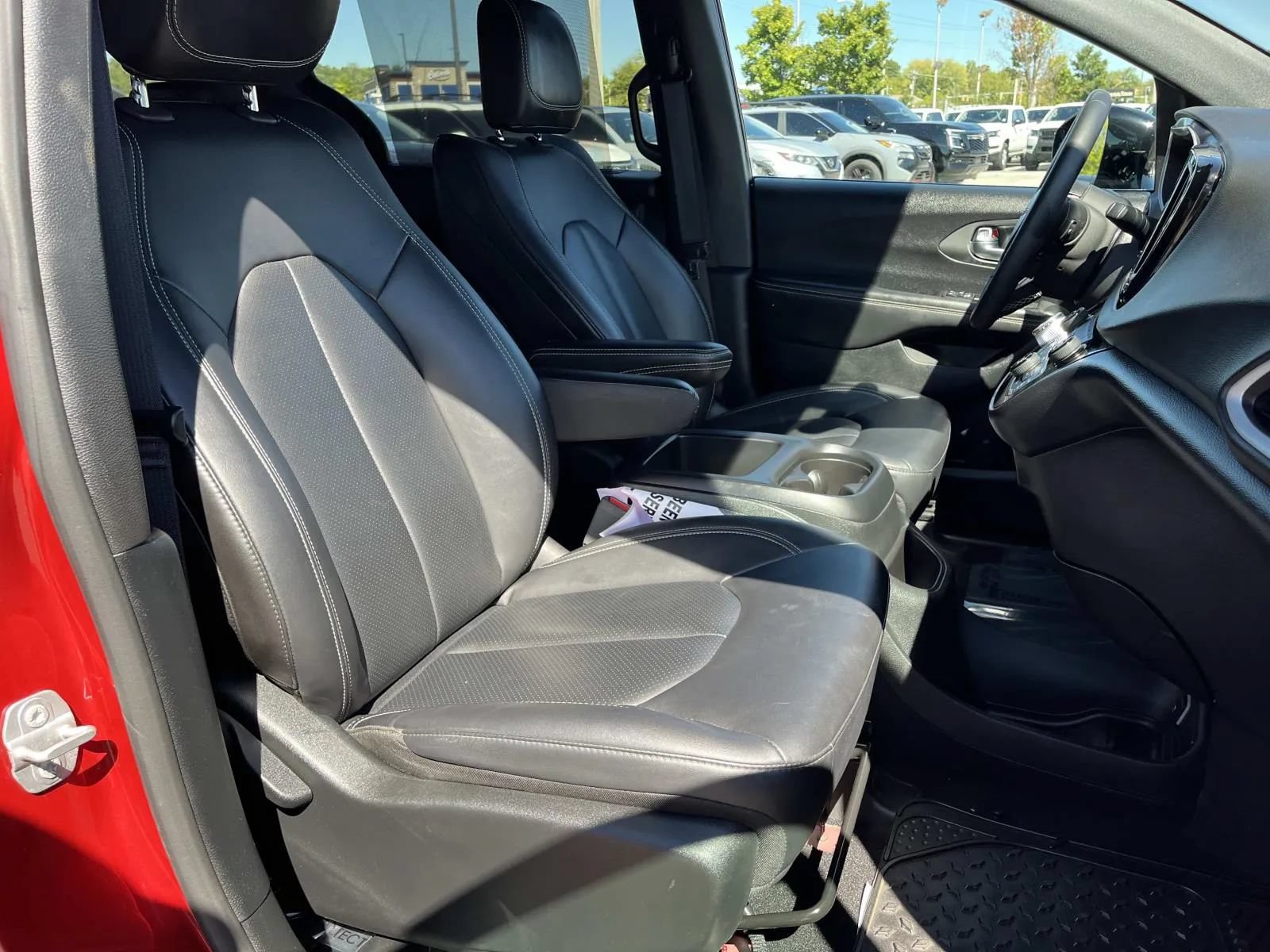 Used 2025 Chrysler Pacifica Select FWD image 24