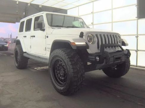 Used 2018 Jeep Wrangler Unlimited Sahara w/ LED Lighting Group AWD/4WD image 5