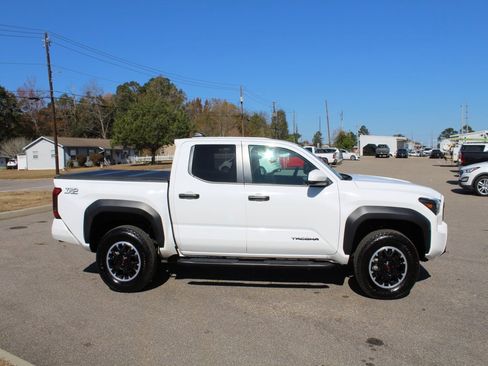 Used 2024 Toyota Tacoma TRD Off-Road image 10