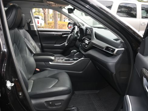 Certified 2021 Toyota Highlander Platinum image 23