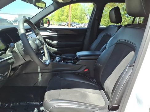 Used 2023 Jeep Grand Cherokee Altitude AWD/4WD image 10