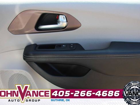 Used 2023 Chrysler Voyager LX image 14
