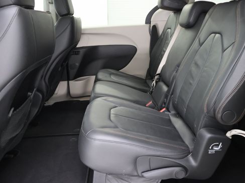 Used 2017 Chrysler Pacifica Touring-L FWD image 36