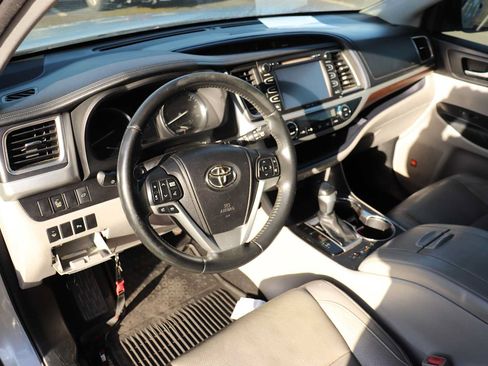 Used 2014 Toyota Highlander Limited FWD image 10