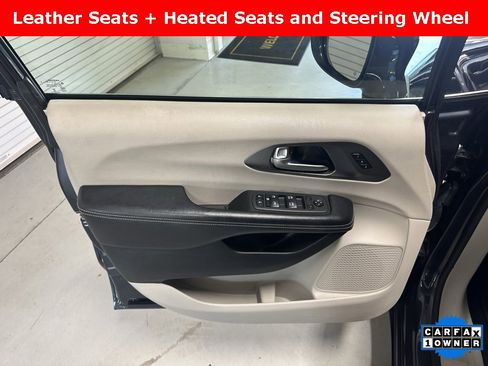 Used 2021 Chrysler Pacifica Touring-L image 11