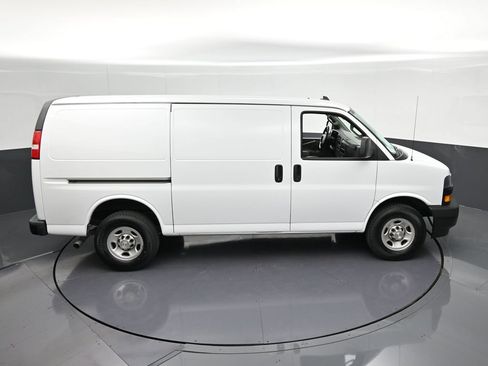 Used 2022 Chevrolet Express 3500 w/ Driver Convenience Package RWD image 18