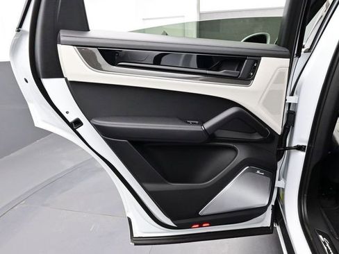 Used 2025 Porsche Cayenne Turbo image 13