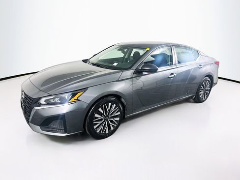Used 2025 Nissan Altima 2.5 SV image 3