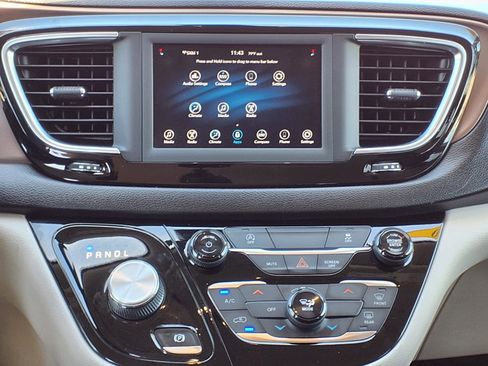 Used 2020 Chrysler Voyager Lxi image 9