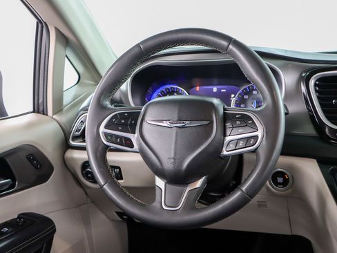 Used 2023 Chrysler Pacifica Touring-L FWD image 12