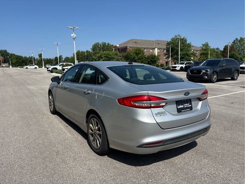 Used 2017 Ford Fusion SE FWD image 3