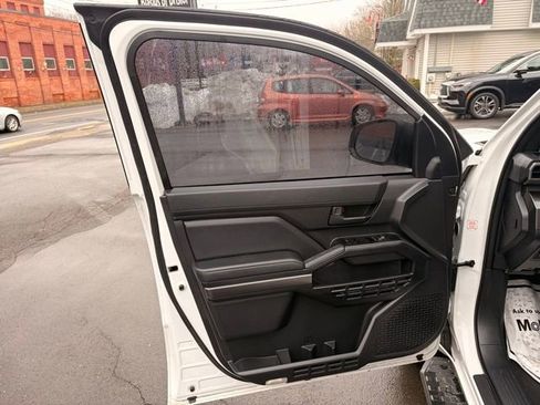 Used 2025 Toyota 4Runner SR5 AWD/4WD image 18