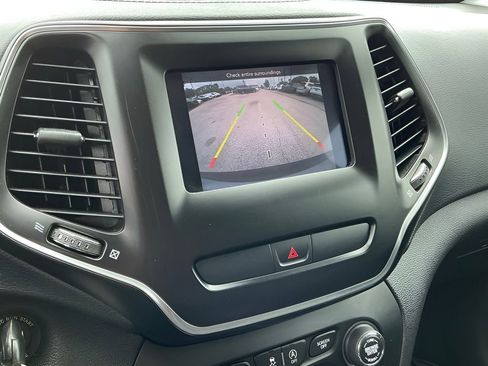 Used 2019 Jeep Cherokee Latitude w/ Cold Weather Group FWD image 16
