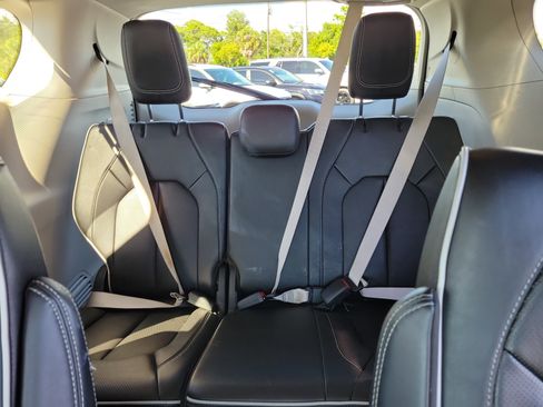 Used 2022 Chrysler Pacifica Limited AWD/4WD image 14