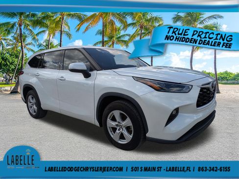 Used 2022 Toyota Highlander LE FWD image 2