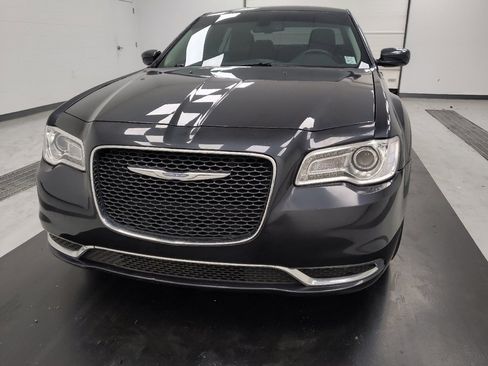 Used 2018 Chrysler 300 Touring L RWD image 15