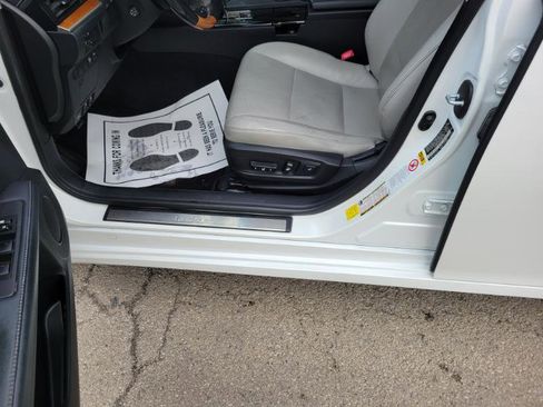 Used 2015 Lexus ES 300h w/ Navigation System Package image 17