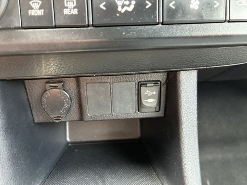 Used 2016 Toyota Corolla LE FWD image 10