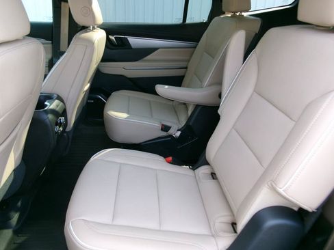 Used 2025 Buick Enclave Preferred AWD/4WD image 10