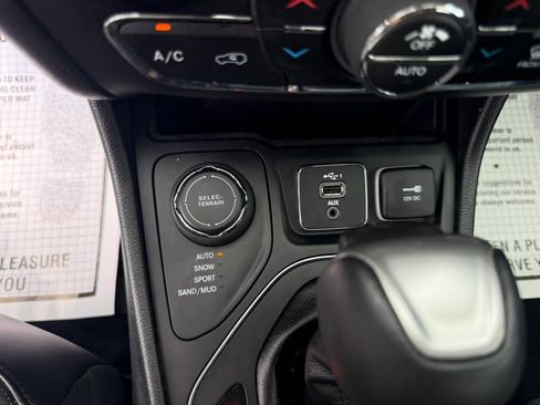 Used 2019 Jeep Cherokee High Altitude AWD/4WD image 28