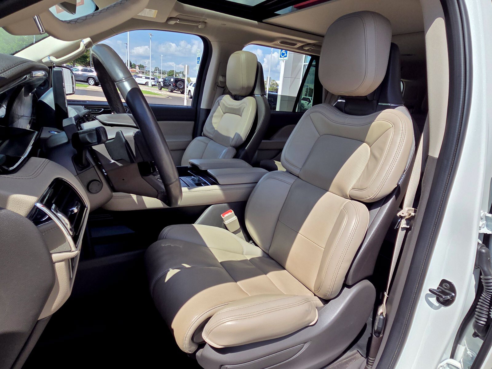 Used 2023 Lincoln Navigator Reserve AWD/4WD image 7