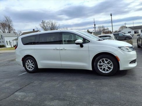Used 2022 Chrysler Voyager LX image 4