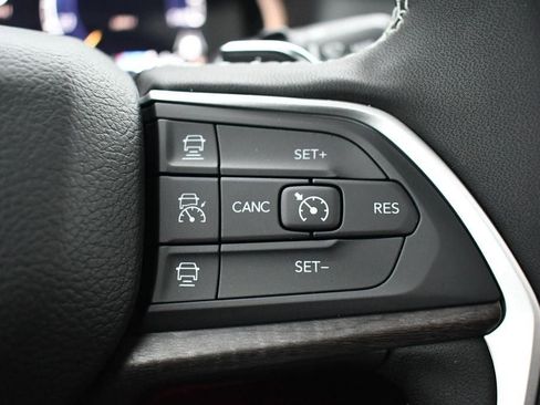 Used 2025 Jeep Grand Cherokee Limited w/ Black Appearance Package AWD/4WD image 19
