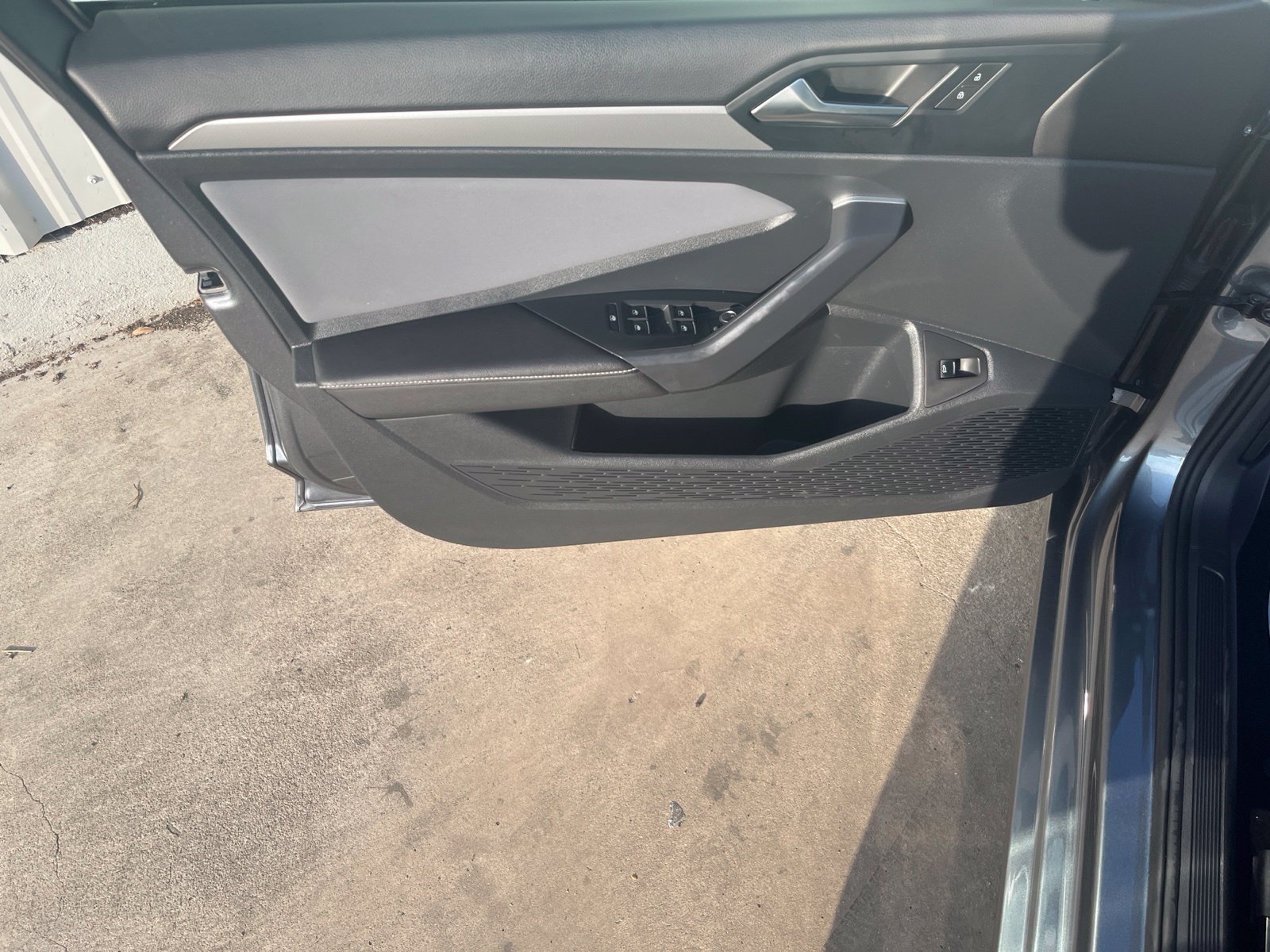 Used 2025 Volkswagen Jetta SE FWD image 11