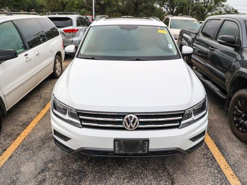 Used 2021 Volkswagen Tiguan SE w/ Panoramic Sunroof Package FWD image 5