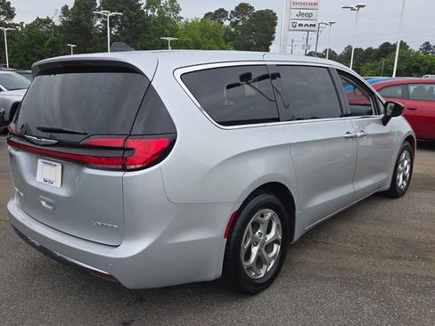 Used 2024 Chrysler Pacifica Limited FWD image 13