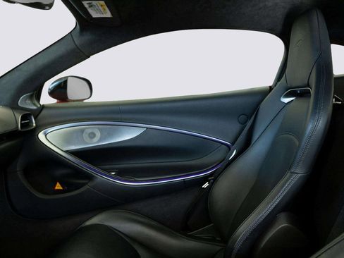 Used 2023 McLaren Artura image 12