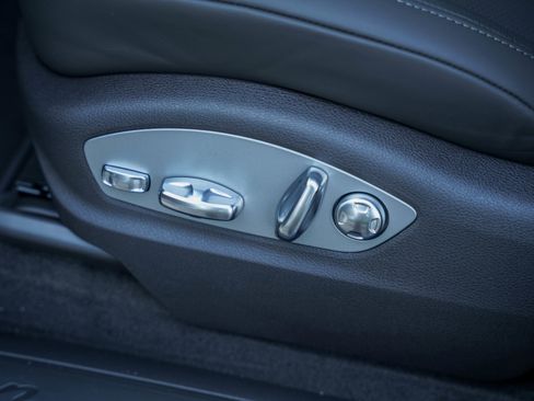 Certified 2025 Porsche Macan image 17