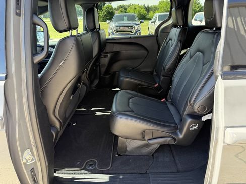 Used 2023 Chrysler Pacifica Touring-L w/ S Appearance Package AWD/4WD image 6
