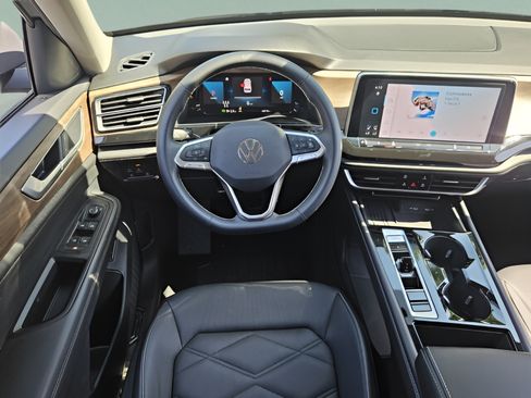 Certified 2025 Volkswagen Atlas SE FWD image 20